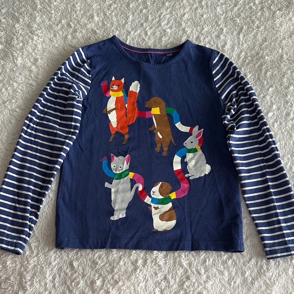 Mini Boden girls size 8-9 blue knit shirt print of animals wearing a scarf